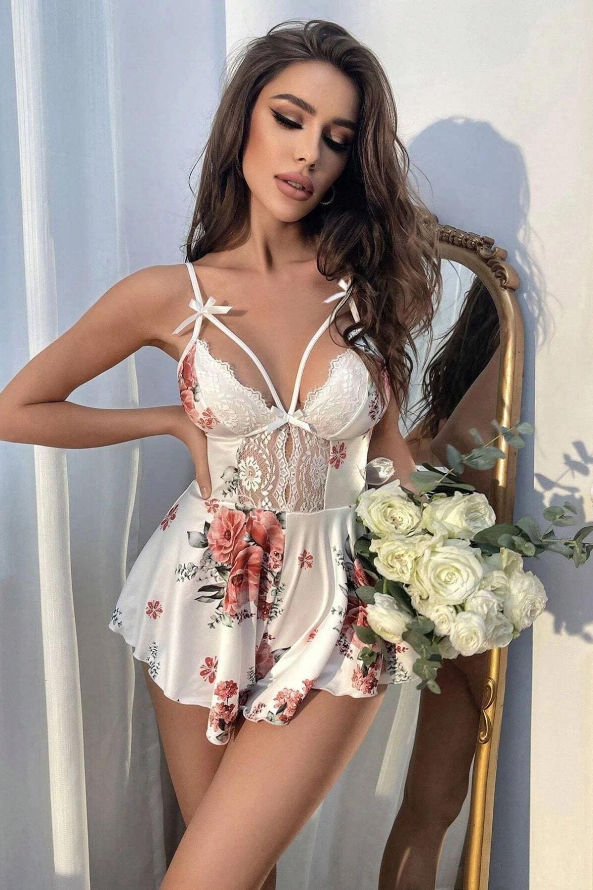 Weißer Jumpsuit mit Blumenmuster -15099